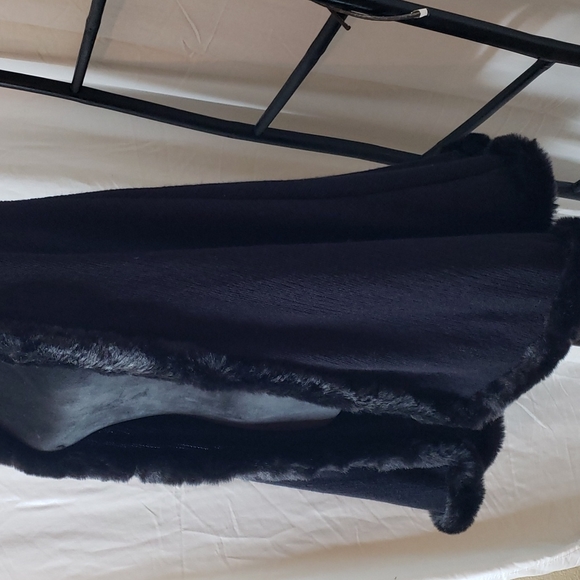 east 5th Fir Trimmed Cape - Picture 2 of 5